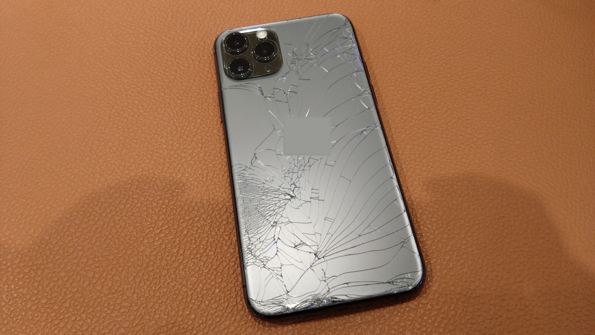 背面が割れてしまったiPhone11proアイフォン）修理承りました！！